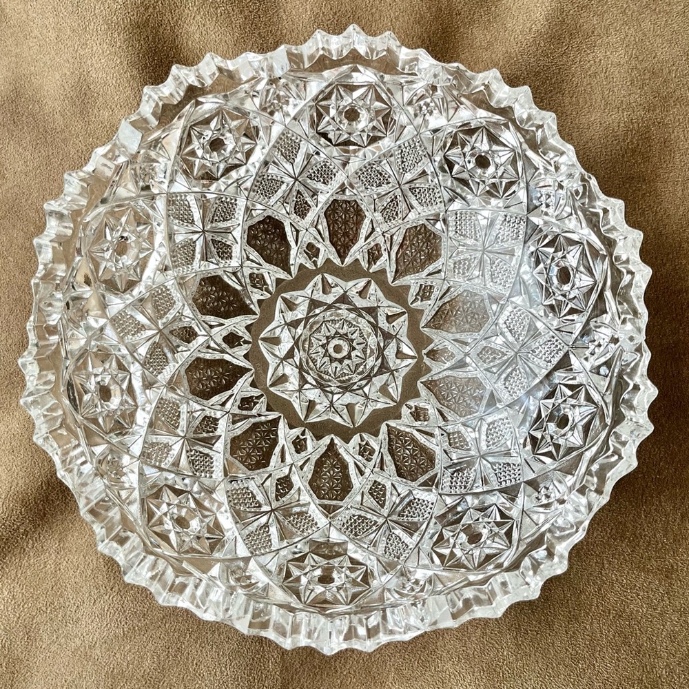 Vintage Fostoria glass serving bowl. 8 inches across. great condition.